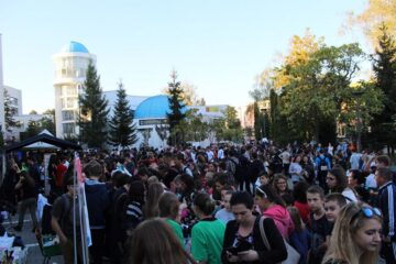 Noaptea Cercetătorilor a atras mii de curioși pe esplanada din fața USV