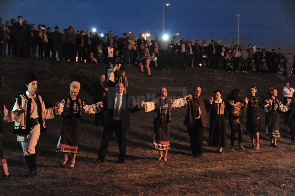 Președintele CJ Suceava s-a prins în horele care s-au încins în jurul focului de tabără