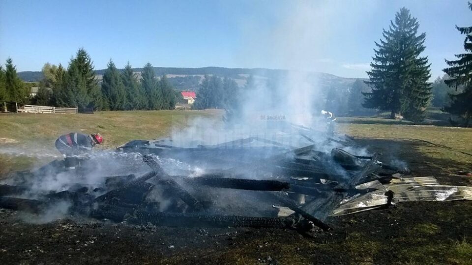 Un echipaj al pompierilor a reușit să stingă vâlvătaia pornită de la un foc aprins În urma incendiului, stâna proprietarului s-a transformat în scrum