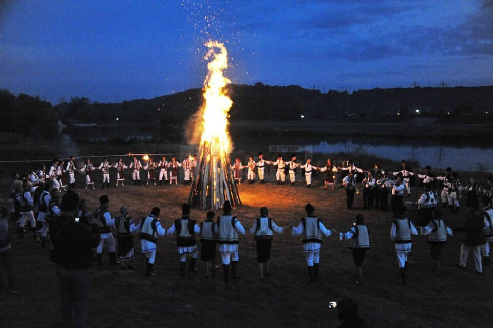 Seara bucovineană a fost organizată în jurul unui imens foc de tabără