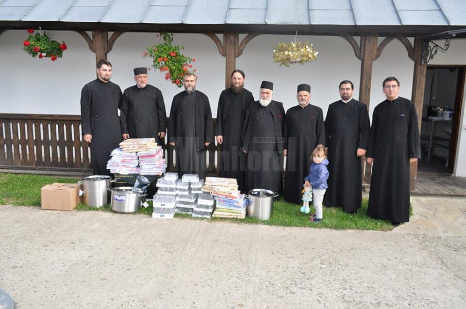 Darurile au fost aduse de o parte din preoții parohi participanți la acest proiect de caritate