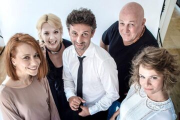 Actorii Emilia Popescu și Constantin Cotimanis, pe scena suceveană, în comedia „Un bărbat pentru Sara”