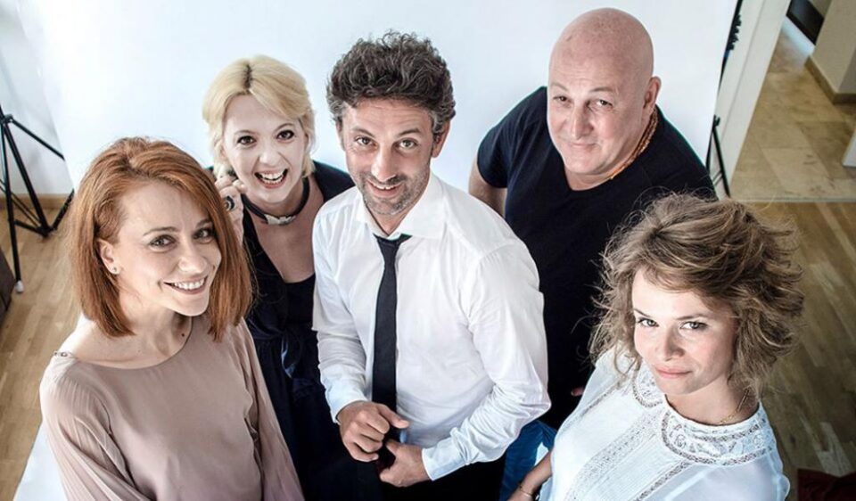 Actorii Emilia Popescu și Constantin Cotimanis, pe scena suceveană, în comedia „Un bărbat pentru Sara” Actorii Emilia Popescu și Constantin Cotimanis, pe scena suceveană, în comedia „Un bărbat pentru Sara”