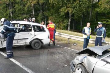 În urma impactului trei victime au ajuns la spital, iar cele două autoturisme au fost distruse
