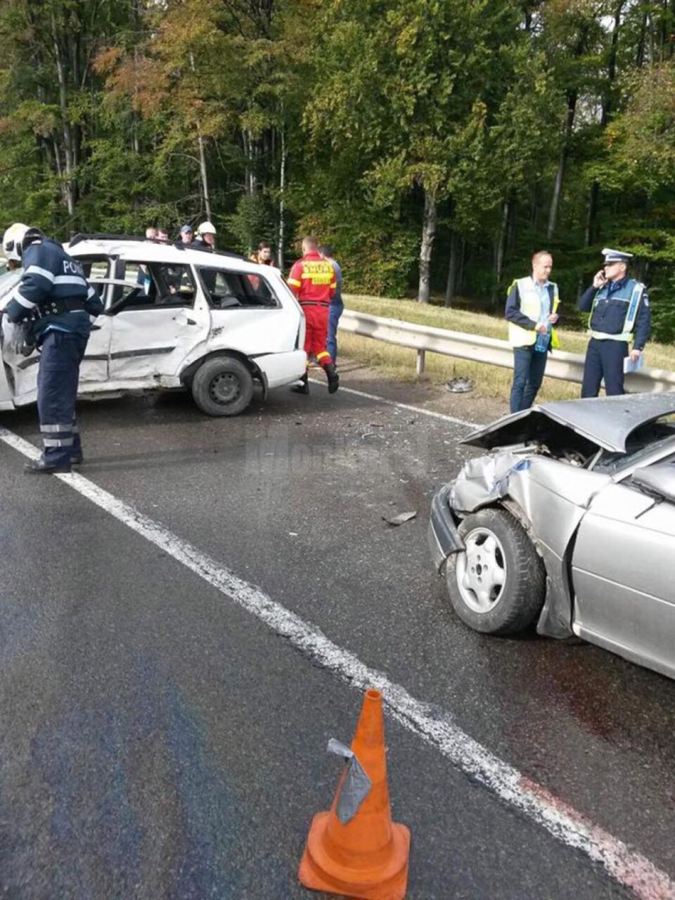 În urma impactului trei victime au ajuns la spital, iar cele două autoturisme au fost distruse În urma impactului trei victime au ajuns la spital, iar cele două autoturisme au fost distruse