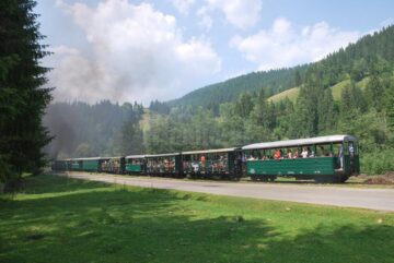 Mocănița "Huțulca" din Moldovița a remorcat în perioada de vârf a verii chiar și nouă vagoane pline de turiști