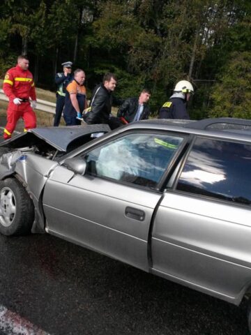 Trei persoane au fost rănite în urma unei coliziuni dintre două autoturisme
