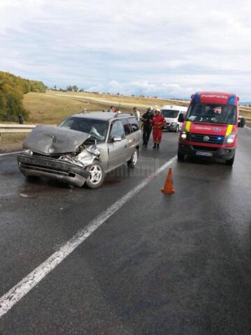 Trei persoane au fost rănite în urma unei coliziuni dintre două autoturisme