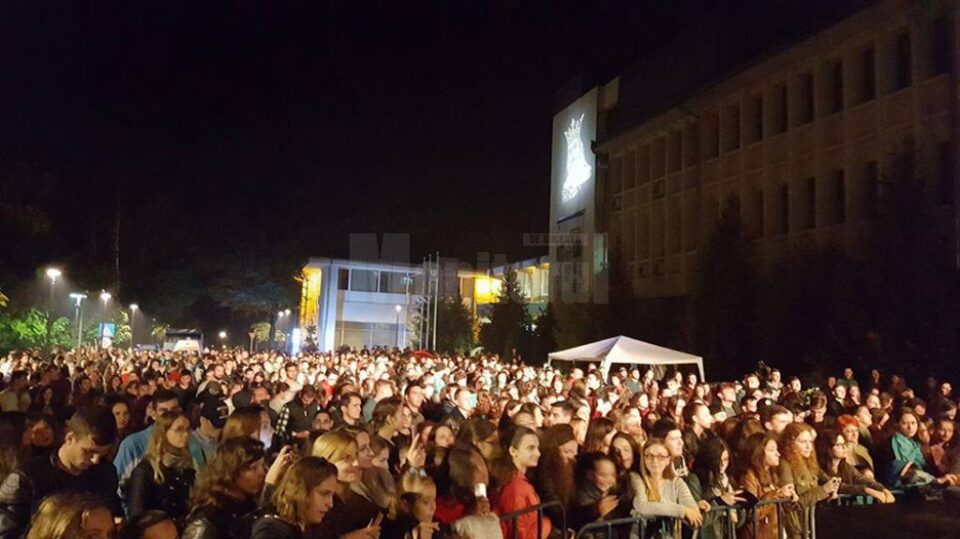 Mii de tineri s-au distrat la începutul anului universitar pe ritmurile trupei Vunk