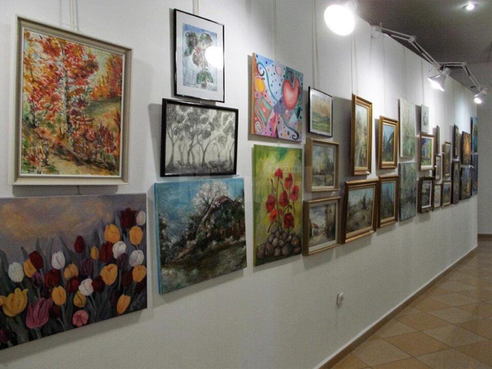 Salonul de vară al artiștilor plastici amatori din județul Suceava, pe simeze rădăuțene