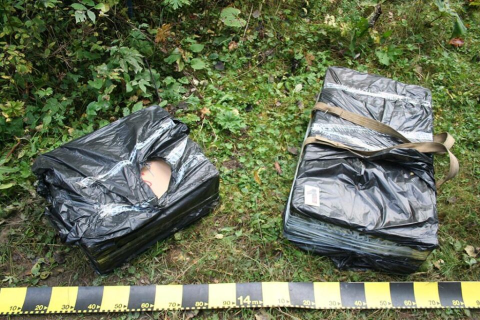 Cele două colete conțineau 2.900 de pachete de țigări marca Ashima