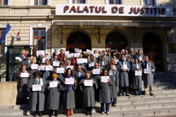 Protest in robe la Palatul de Justiție Suceava