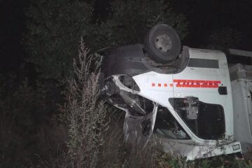 Un camion cu lemne scăpat de sub control s-a răsturnat la marginea E 85