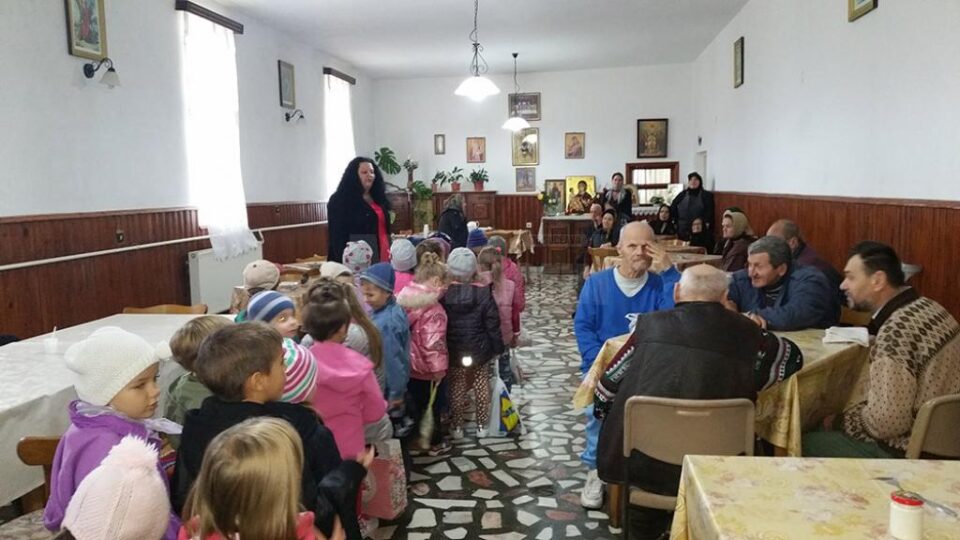 Sute de preșcolari, implicați în acțiuni caritabile pentru bătrânii singuri din căminele sociale