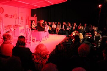 Suceveanca Clara Popadiuc, cu publicul pe scenă, în piesa "Singură în fața dragostei și a morții"