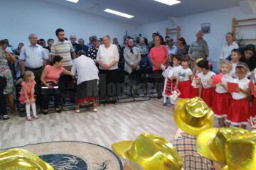 Sute de preșcolari, implicați în acțiuni caritabile pentru bătrânii singuri din căminele sociale