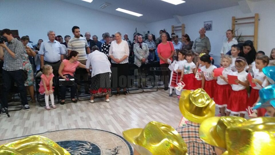 Sute de preșcolari, implicați în acțiuni caritabile pentru bătrânii singuri din căminele sociale