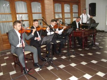 „Zicălașii” au readus la Solca, după un secol, cântecele lăutarilor de odinioară