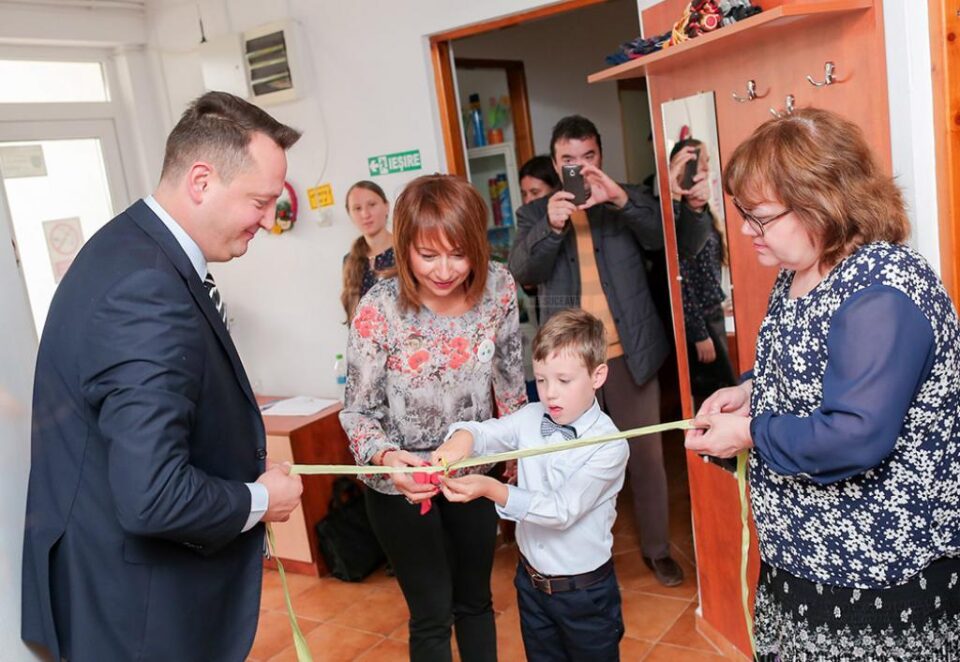 Tăierea panglicii inaugurale a Centrului Help Autism Suceava