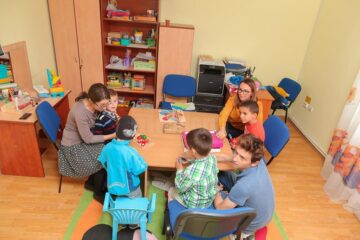 30 de copii cu tulburări de spectru autist vor beneficia de servicii terapeutice individualizate