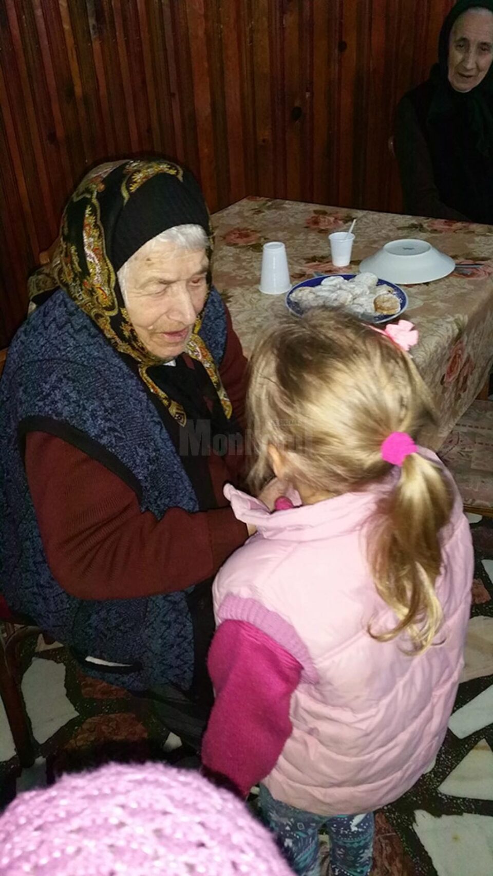 Sute de preșcolari, implicați în acțiuni caritabile pentru bătrânii singuri din căminele sociale