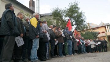 Factori poștali din municipiul Suceava au protestat vineri dimineață în fața Oficiului Poștal de Distribuire