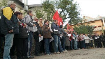 Factori poștali din municipiul Suceava au protestat vineri dimineață în fața Oficiului Poștal de Distribuire