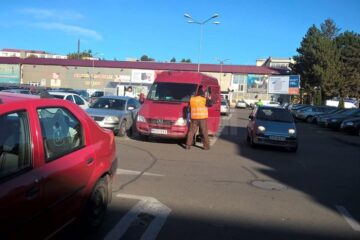 Personalul angajat abordează imediat șoferii care opresc în parcare, dar nu se îndreaptă spre magazin Personalul angajat abordează imediat șoferii care opresc în parcare, dar nu se îndreaptă spre magazin