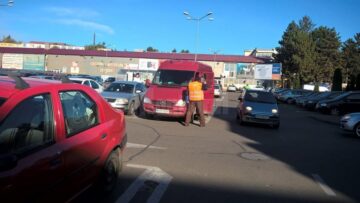 Personalul angajat abordează imediat șoferii care opresc în parcare, dar nu se îndreaptă spre magazin