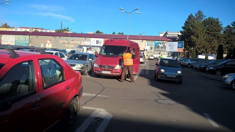 Personalul angajat abordează imediat șoferii care opresc în parcare, dar nu se îndreaptă spre magazin