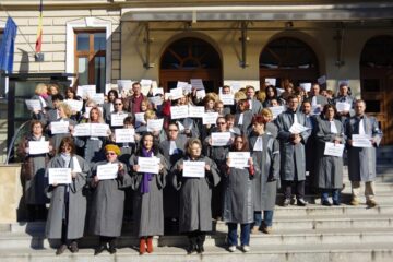 Grefierii și angajații din personalul auxiliar au ieșit în fața clădirii pentru a-și exprima nemulțumirile pe care le au