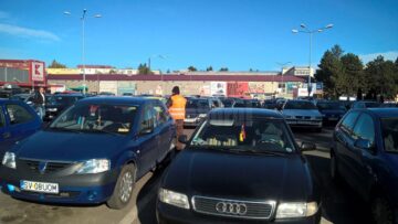 Personalul angajat abordează imediat șoferii care opresc în parcare, dar nu se îndreaptă spre magazin