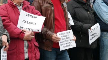 Factori poștali din municipiul Suceava au protestat vineri dimineață în fața Oficiului Poștal de Distribuire