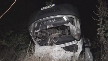 Camionul s-a răsturnat în afara carosabilului