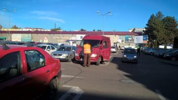 Personalul angajat abordează imediat șoferii care opresc în parcare, dar nu se îndreaptă spre magazin