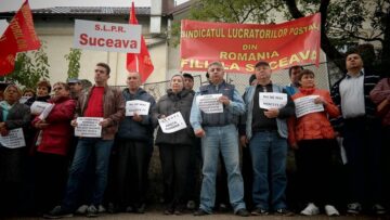 Factori poștali din municipiul Suceava au protestat vineri dimineață în fața Oficiului Poștal de Distribuire