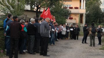 Factori poștali din municipiul Suceava au protestat vineri dimineață în fața Oficiului Poștal de Distribuire