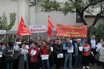 Factori poștali din municipiul Suceava au protestat vineri dimineață în fața Oficiului Poștal de Distribuire