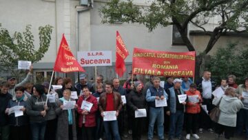 Factori poștali din municipiul Suceava au protestat vineri dimineață în fața Oficiului Poștal de Distribuire