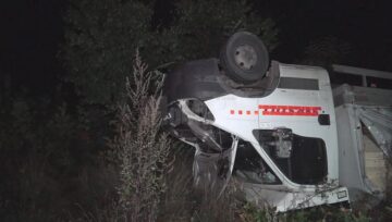 Camionul s-a răsturnat în afara carosabilului