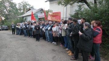 Factori poștali din municipiul Suceava au protestat vineri dimineață în fața Oficiului Poștal de Distribuire