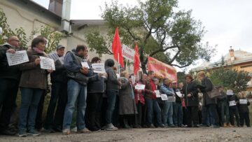 Factori poștali din municipiul Suceava au protestat vineri dimineață în fața Oficiului Poștal de Distribuire