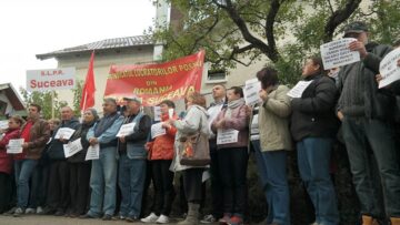 Factori poștali din municipiul Suceava au protestat vineri dimineață în fața Oficiului Poștal de Distribuire