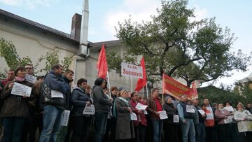 Factori poștali din municipiul Suceava au protestat vineri dimineață în fața Oficiului Poștal de Distribuire