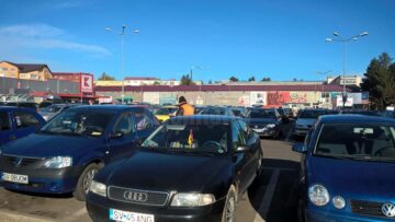 Personalul angajat abordează imediat șoferii care opresc în parcare, dar nu se îndreaptă spre magazin