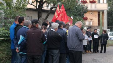 Factori poștali din municipiul Suceava au protestat vineri dimineață în fața Oficiului Poștal de Distribuire
