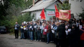 Factori poștali din municipiul Suceava au protestat vineri dimineață în fața Oficiului Poștal de Distribuire
