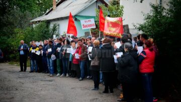 Factori poștali din municipiul Suceava au protestat vineri dimineață în fața Oficiului Poștal de Distribuire