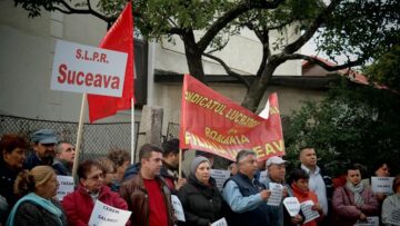 Factori poștali din municipiul Suceava au protestat vineri dimineață în fața Oficiului Poștal de Distribuire