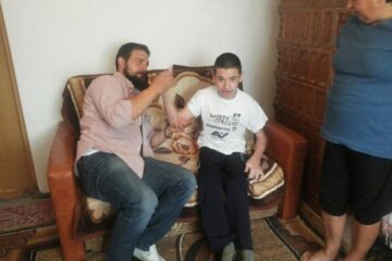 Alexandru Popescu, adolescentul care abia la 15 ani a făcut primii pași, are nevoie de ajutor